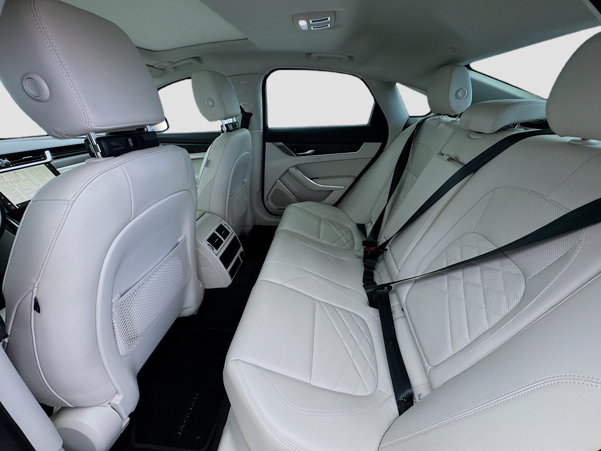Used 2022 Jaguar XF SE RWD image 16