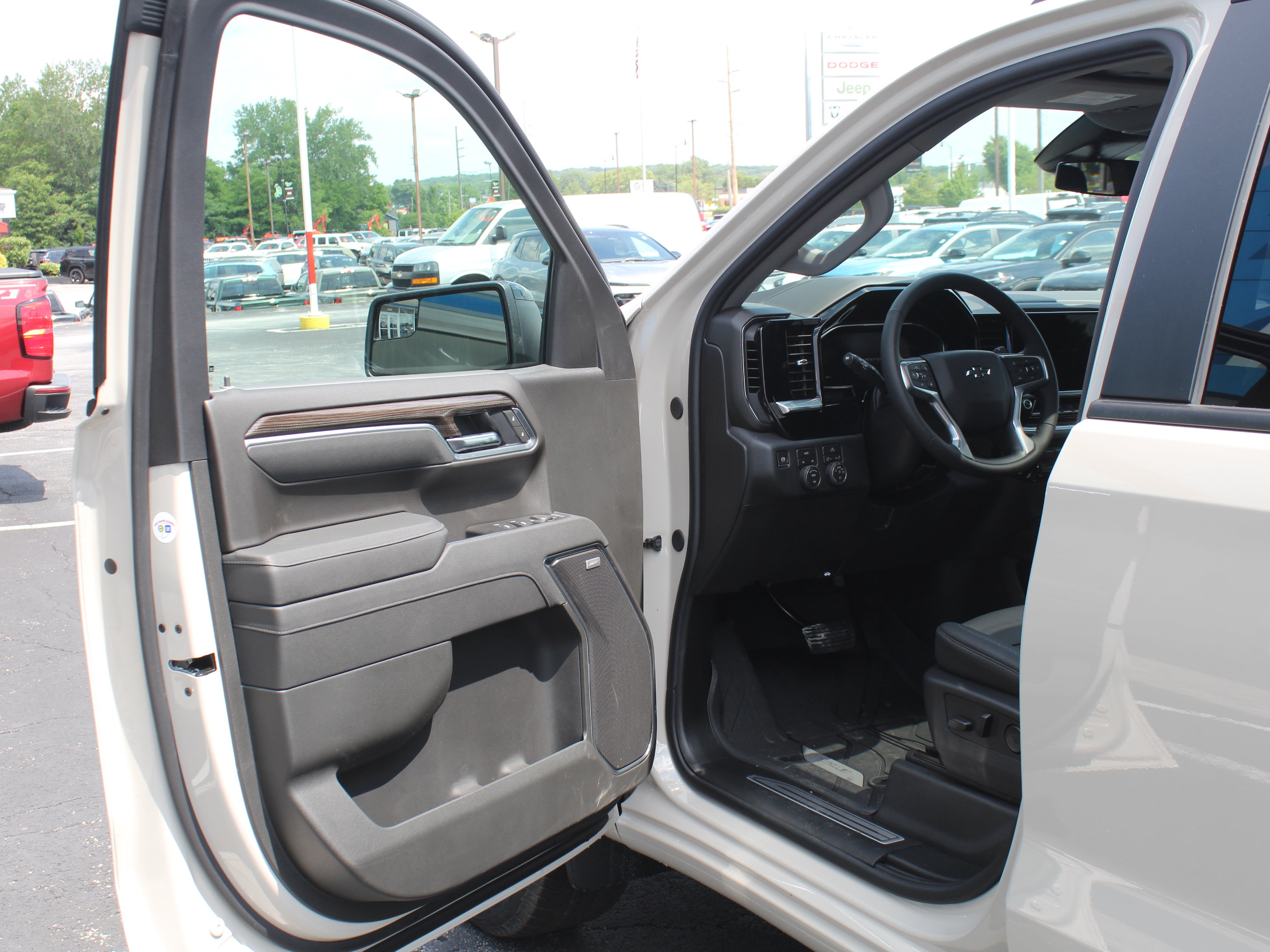 New 2026 Chevrolet Silverado 1500 RST w/ Dark Appearance Package AWD/4WD image 8