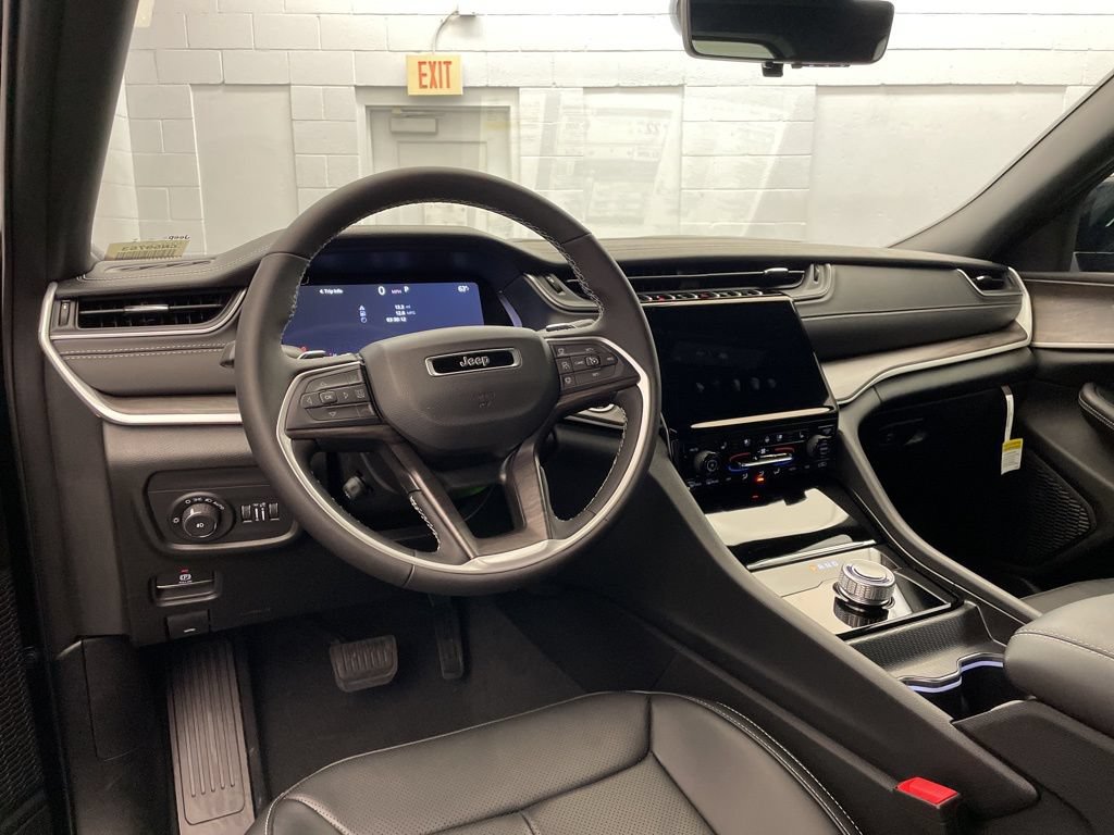 New 2025 Jeep Grand Cherokee Limited w/ Luxury Tech Group II RWD image 9
