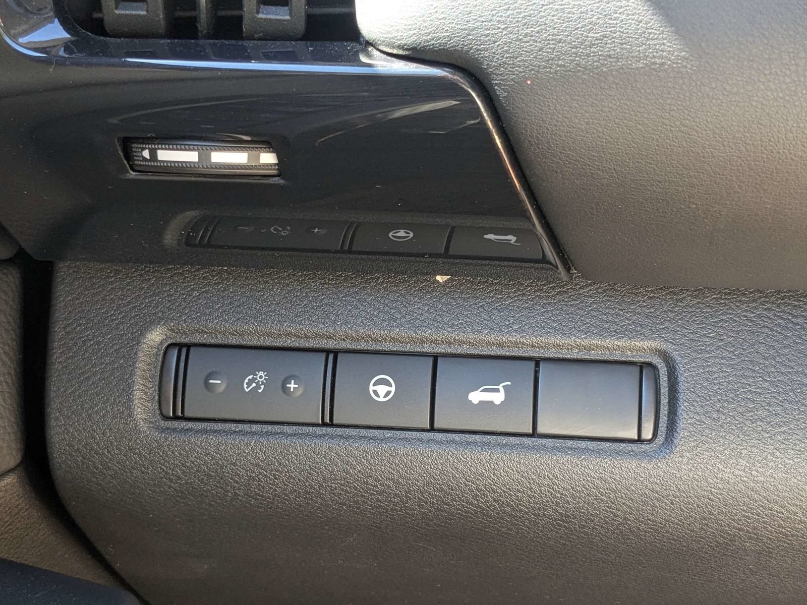 Used 2025 Nissan Pathfinder SV FWD image 28