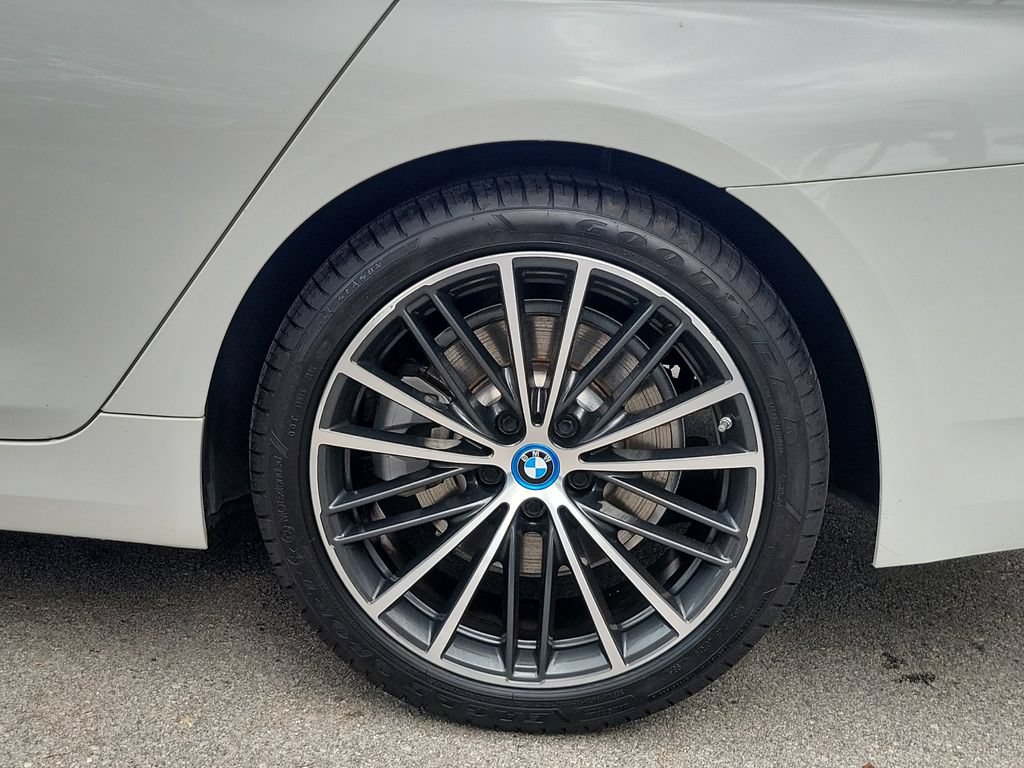 Used 2023 BMW 530e xDrive w/ Premium Package AWD/4WD image 9