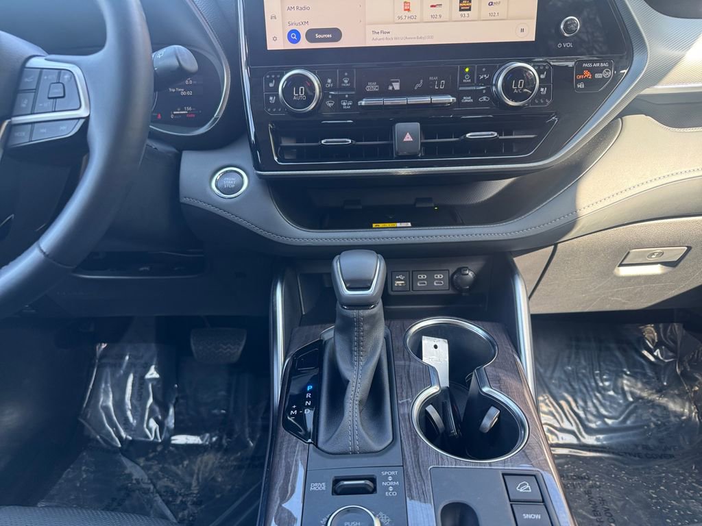 Used 2023 Toyota Highlander Platinum image 11