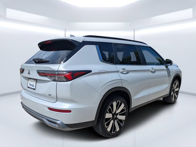 Used 2025 Mitsubishi Outlander SE FWD image 3