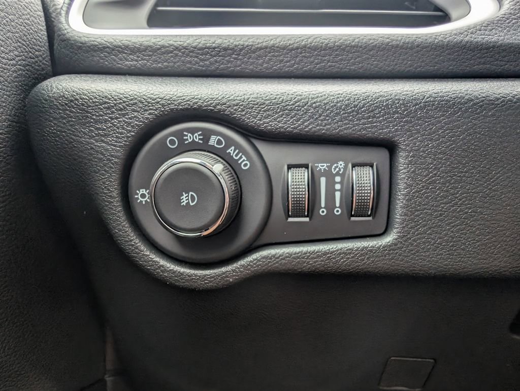 New 2026 Chrysler Pacifica Select AWD/4WD image 38