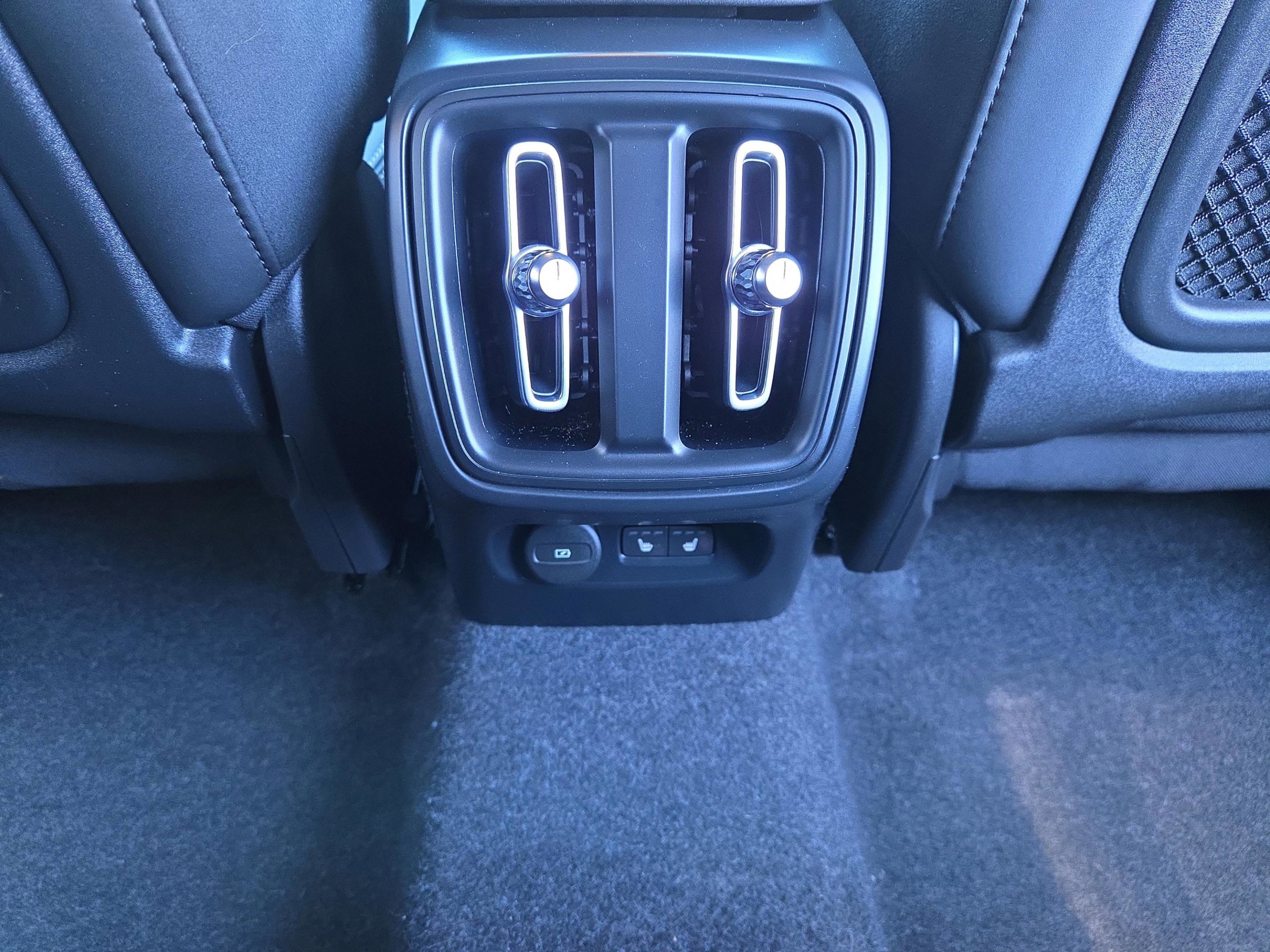 Used 2025 Volvo XC40 B5 Plus image 34