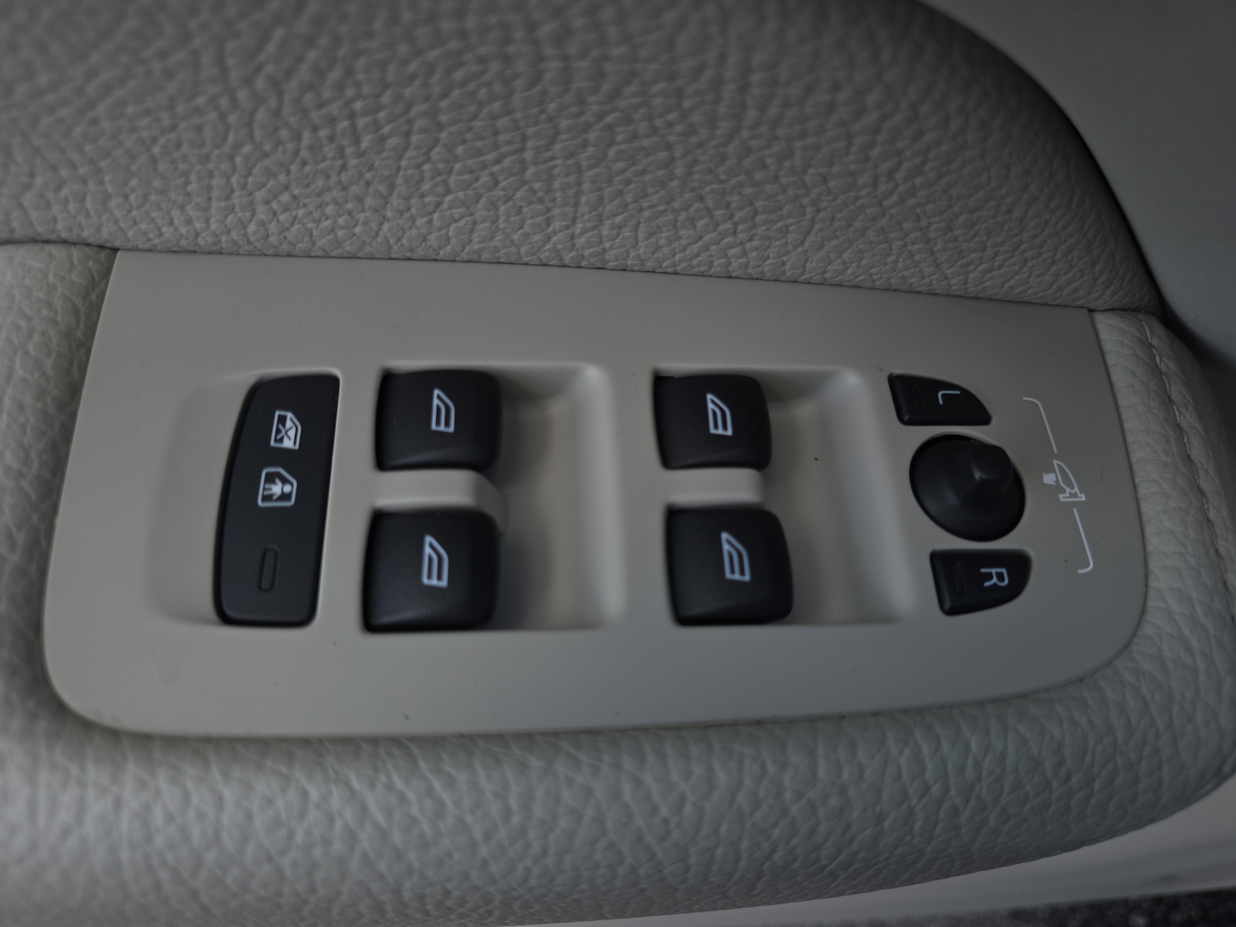 Used 2019 Volvo XC60 T5 Momentum w/ Multimedia Package AWD/4WD image 28