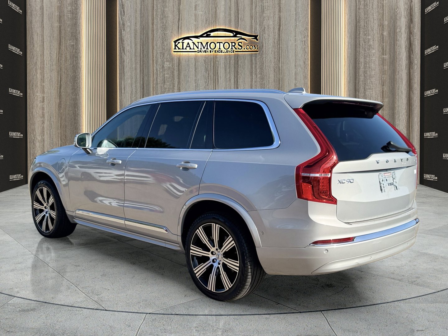 Used 2024 Volvo XC90 T8 Ultimate w/ Lounge Package image 10