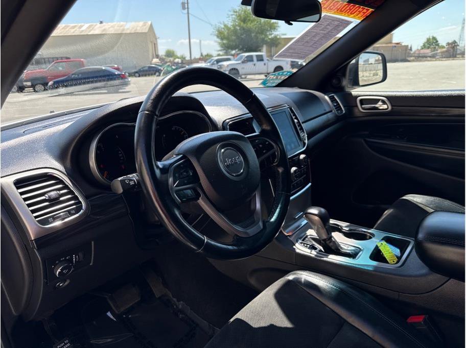 Used 2021 Jeep Grand Cherokee Laredo X image 4