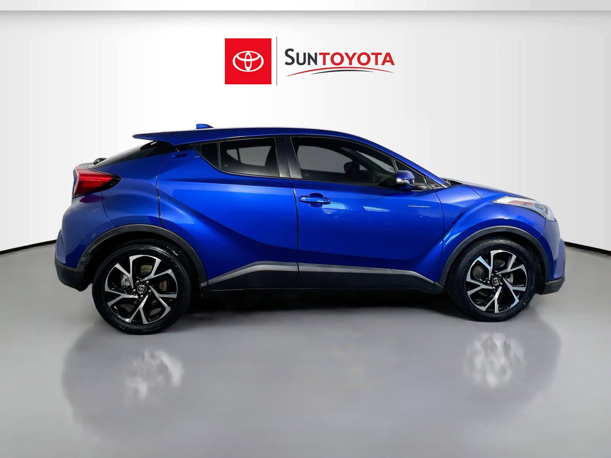 Used 2019 Toyota C-HR XLE FWD image 2