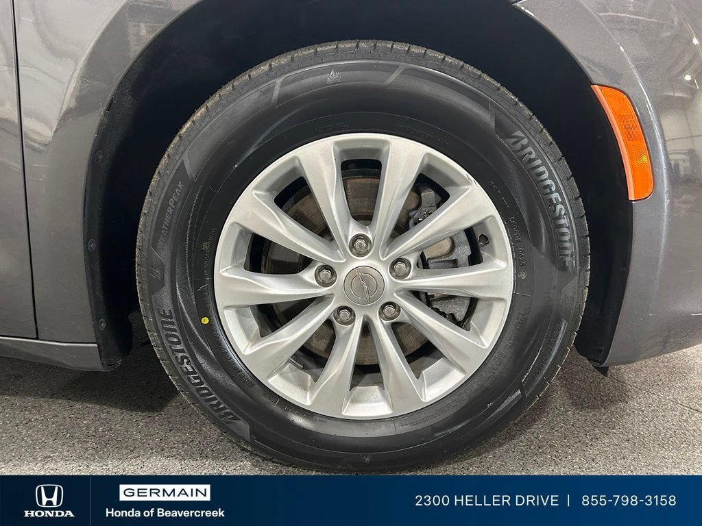 Used 2018 Chrysler Pacifica Touring-L FWD image 12