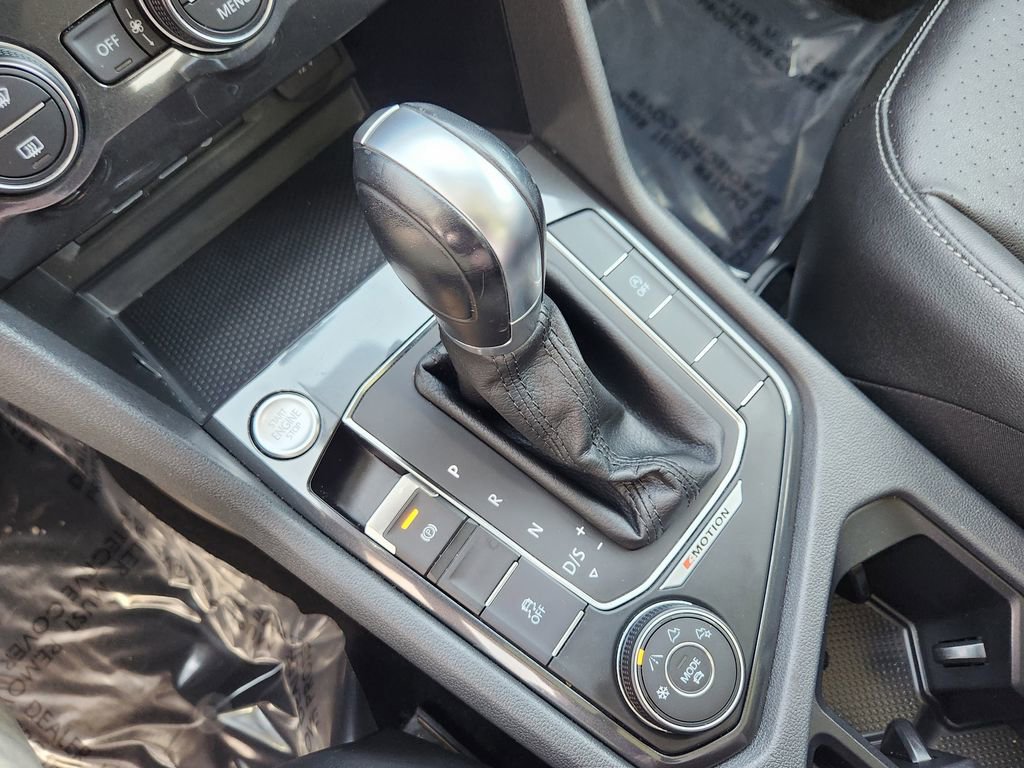 Used 2018 Volkswagen Tiguan SE w/ Panoramic Sunroof Package image 10