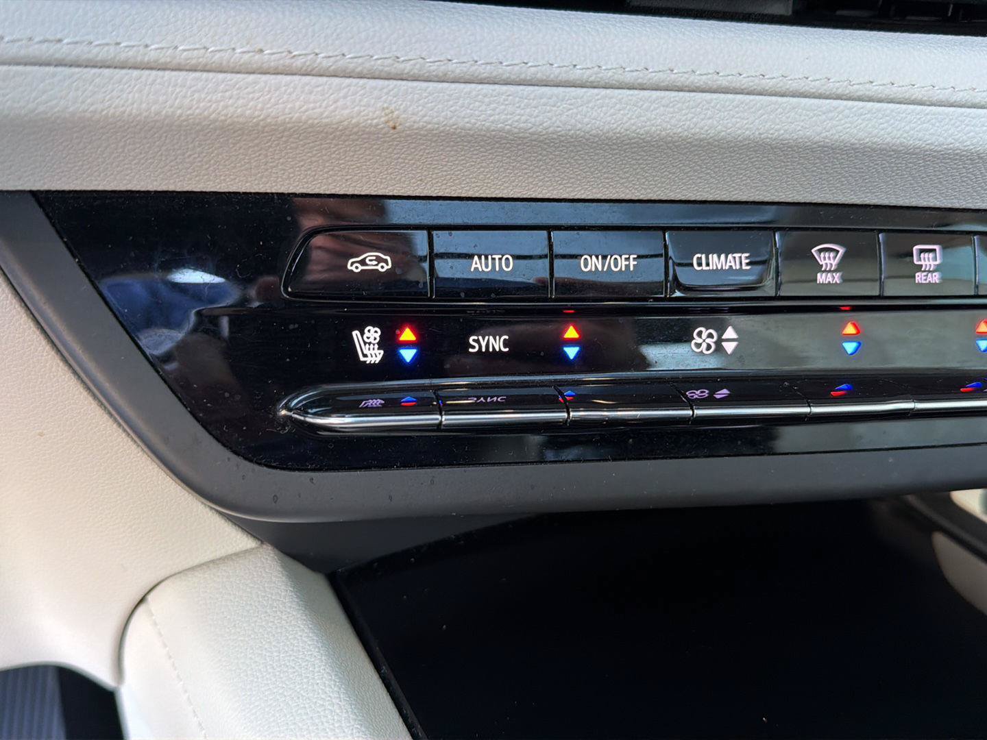 Used 2022 Buick Envision Avenir w/ Technology Package II FWD image 30