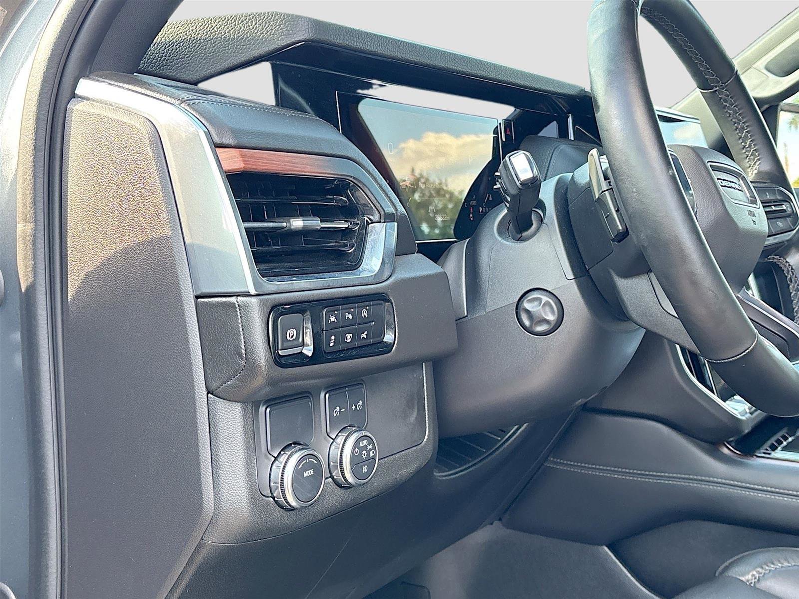 Used 2025 GMC Yukon Denali RWD image 10