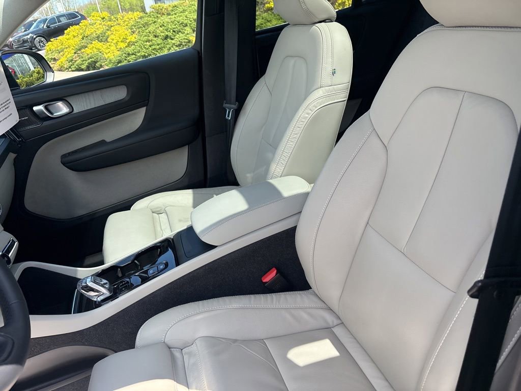Certified 2023 Volvo XC40 B5 Plus w/ Driver Assist Package AWD/4WD image 18