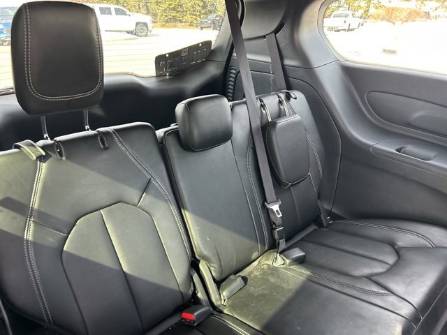 Used 2025 Chrysler Pacifica Select image 9