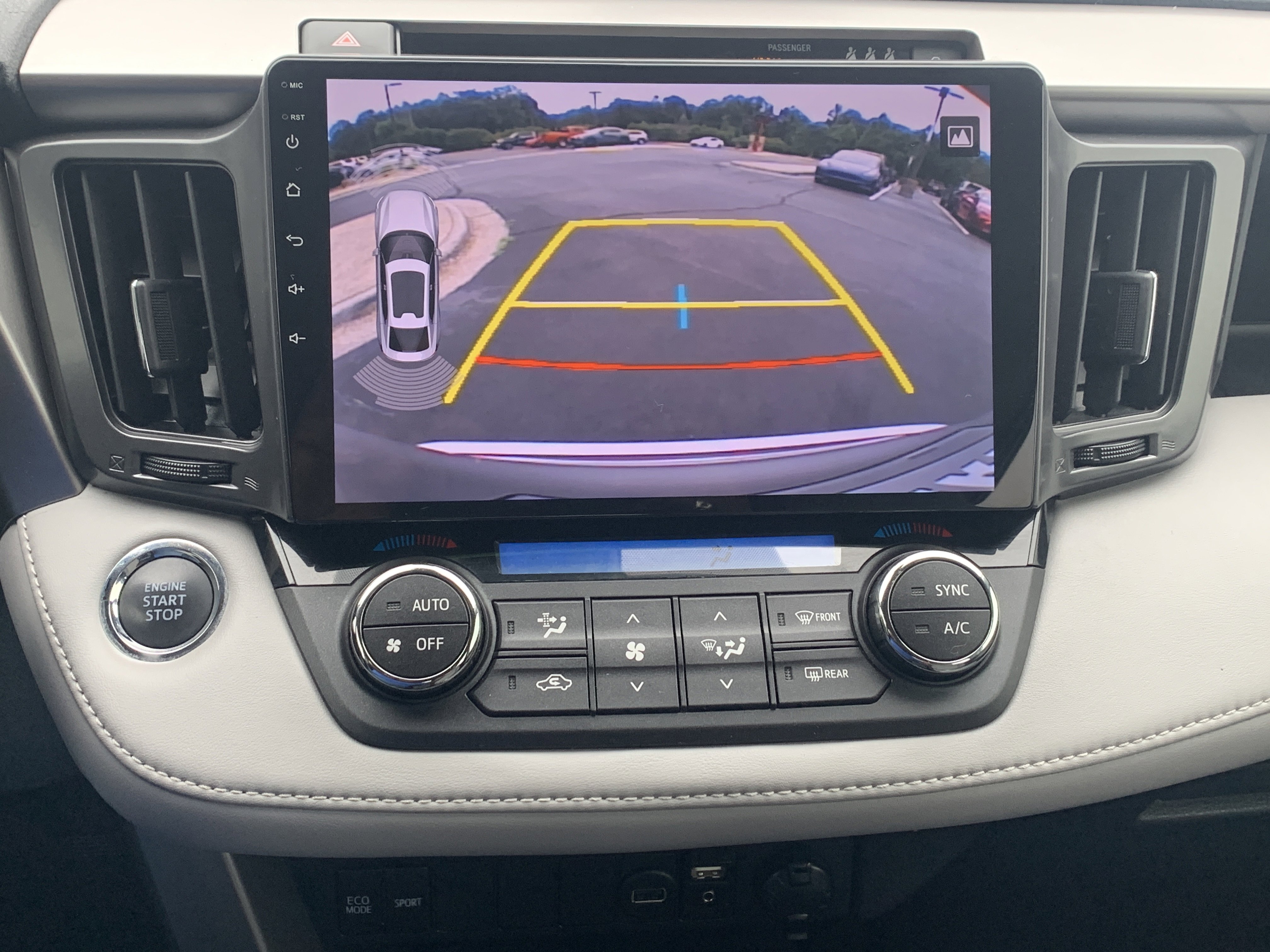 Used 2018 Toyota RAV4 XLE FWD image 14