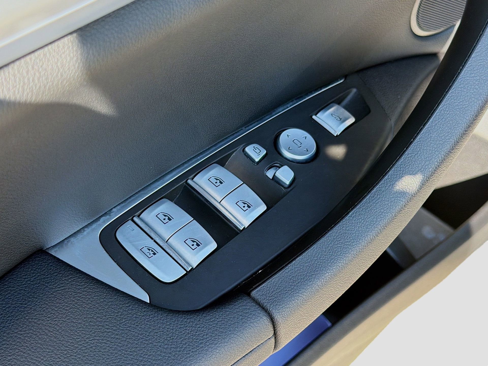 Certified 2025 BMW X4 xDrive30i w/ Premium Package image 24