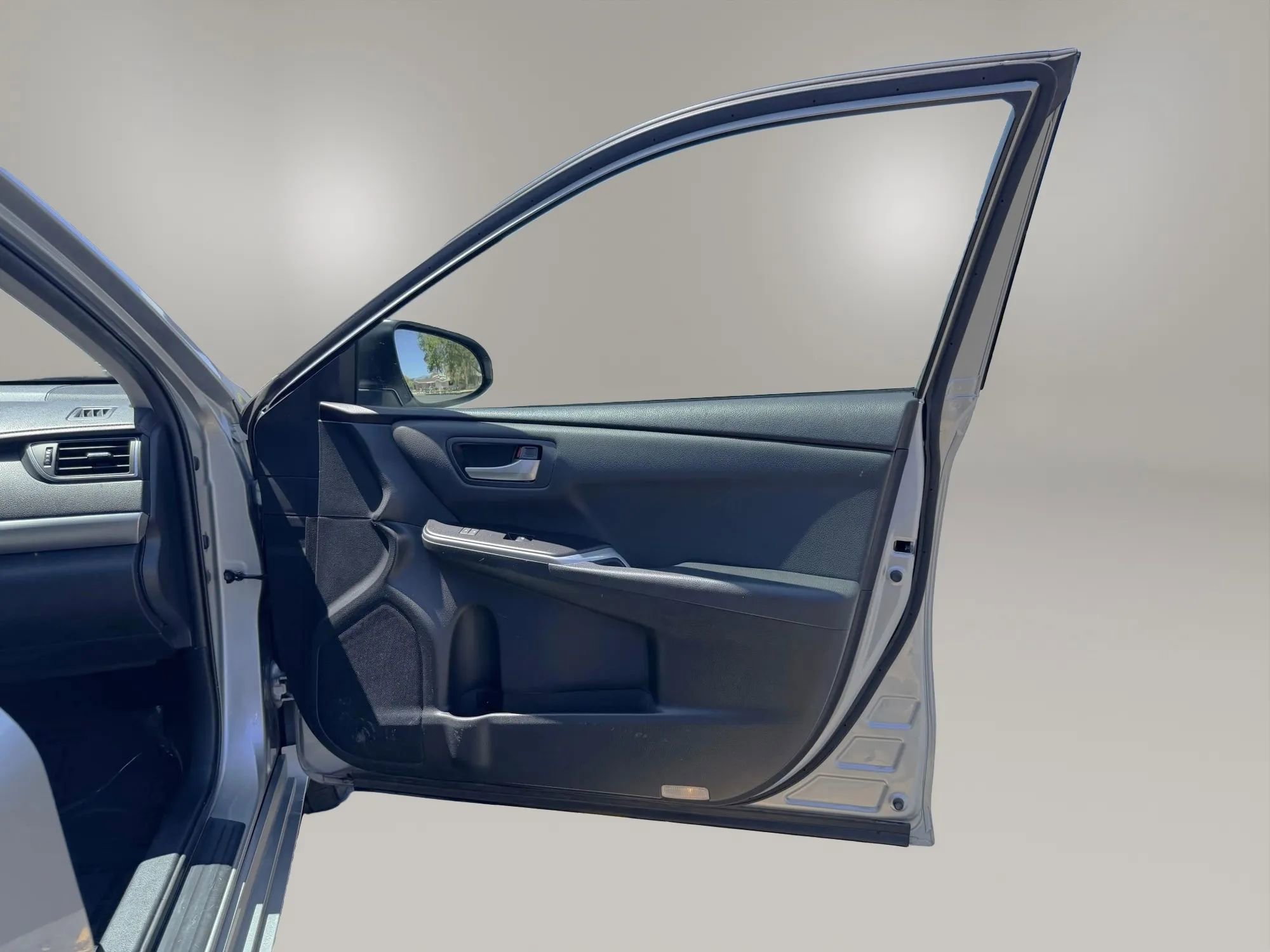 Used 2015 Toyota Camry SE FWD image 40