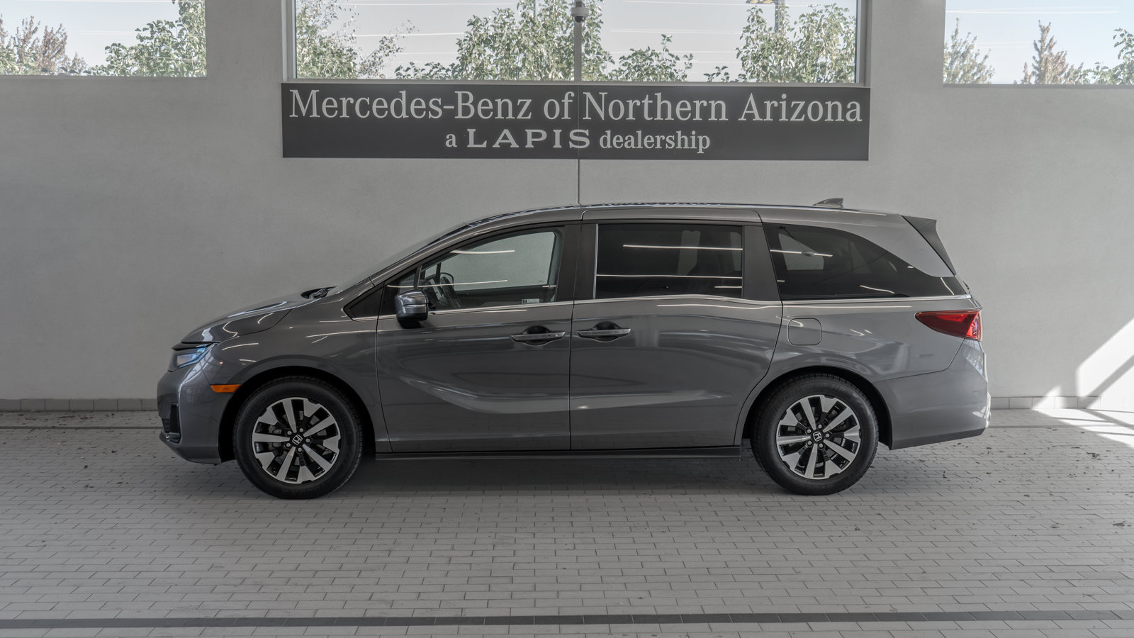 Used 2025 Honda Odyssey EX-L image 2