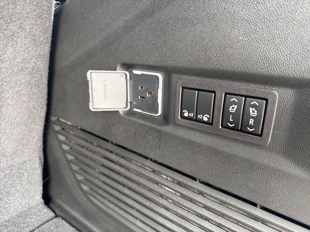 Used 2023 Chevrolet Tahoe Z71 w/ Luxury Package image 37