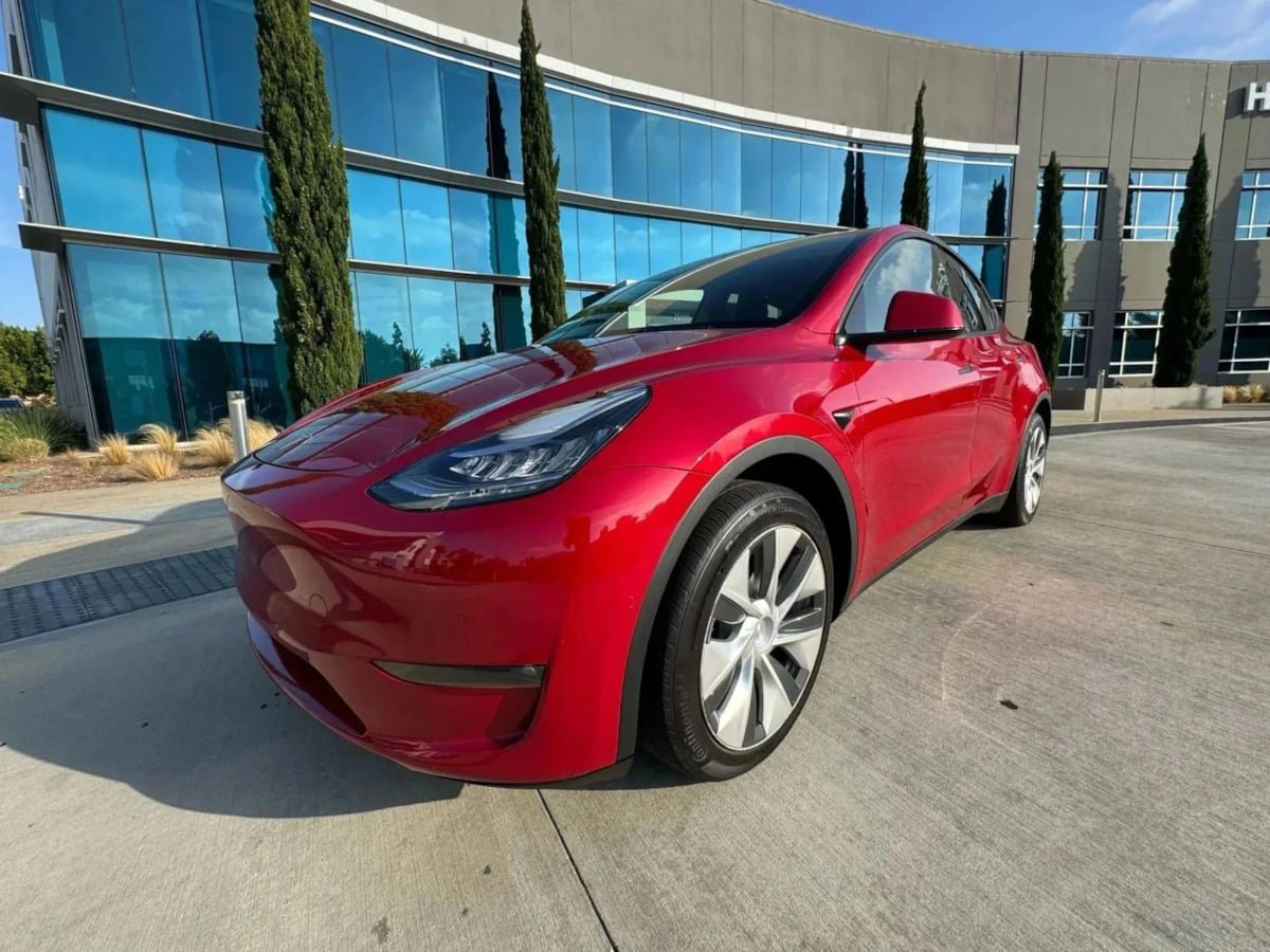 Used 2023 Tesla Model Y Long Range AWD/4WD image 2