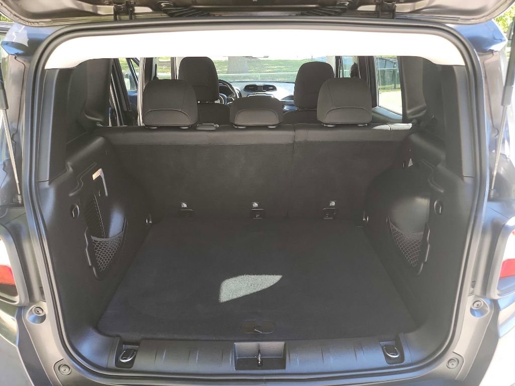 Used 2018 Jeep Renegade Latitude image 27