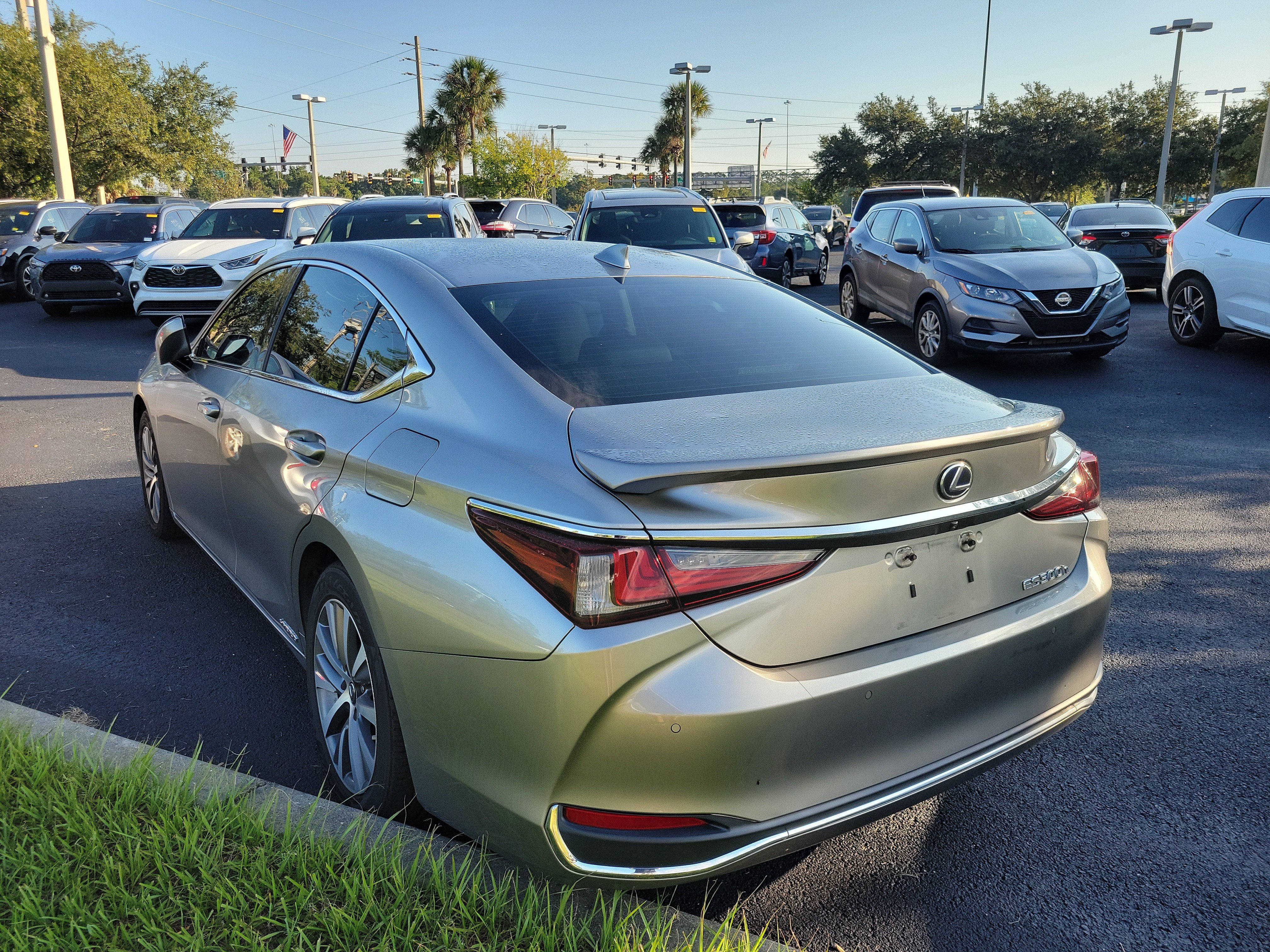 Used 2021 Lexus ES 300h w/ Premium Package FWD image 3