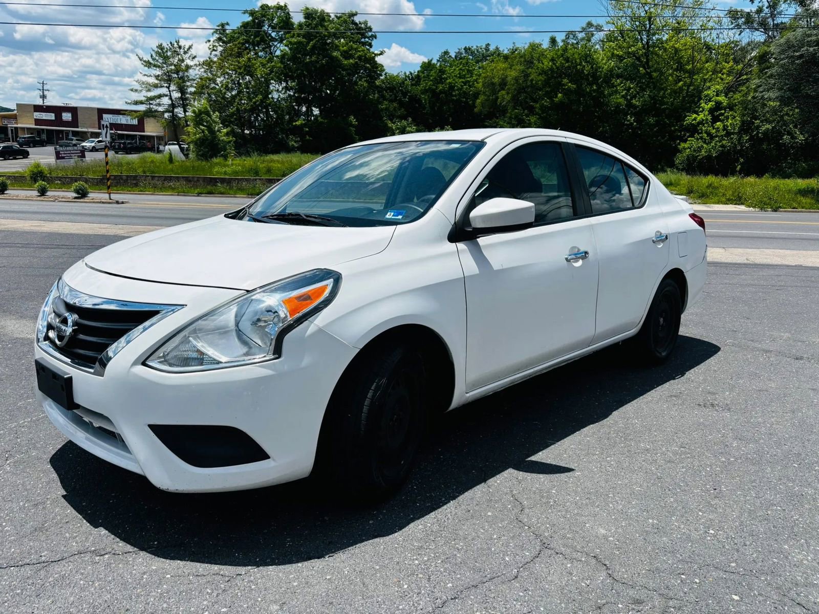 Used 2018 Nissan Versa SV FWD image 3