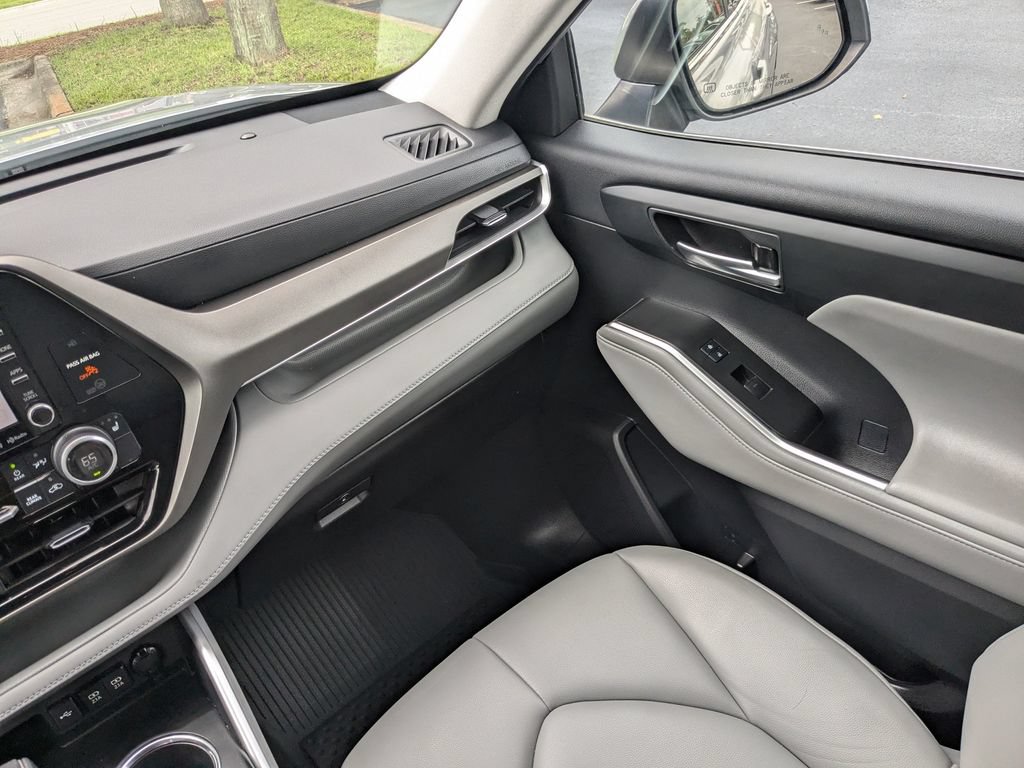 Used 2021 Toyota Highlander XLE AWD/4WD image 17
