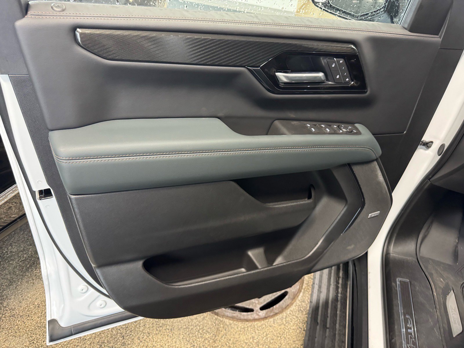 New 2026 GMC Yukon XL AT4 w/ AT4 Premium Plus Package AWD/4WD image 17