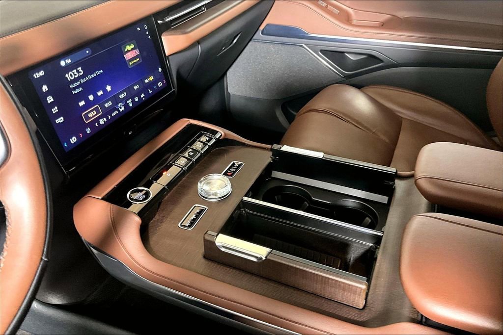 Used 2025 Lincoln Navigator Reserve image 13