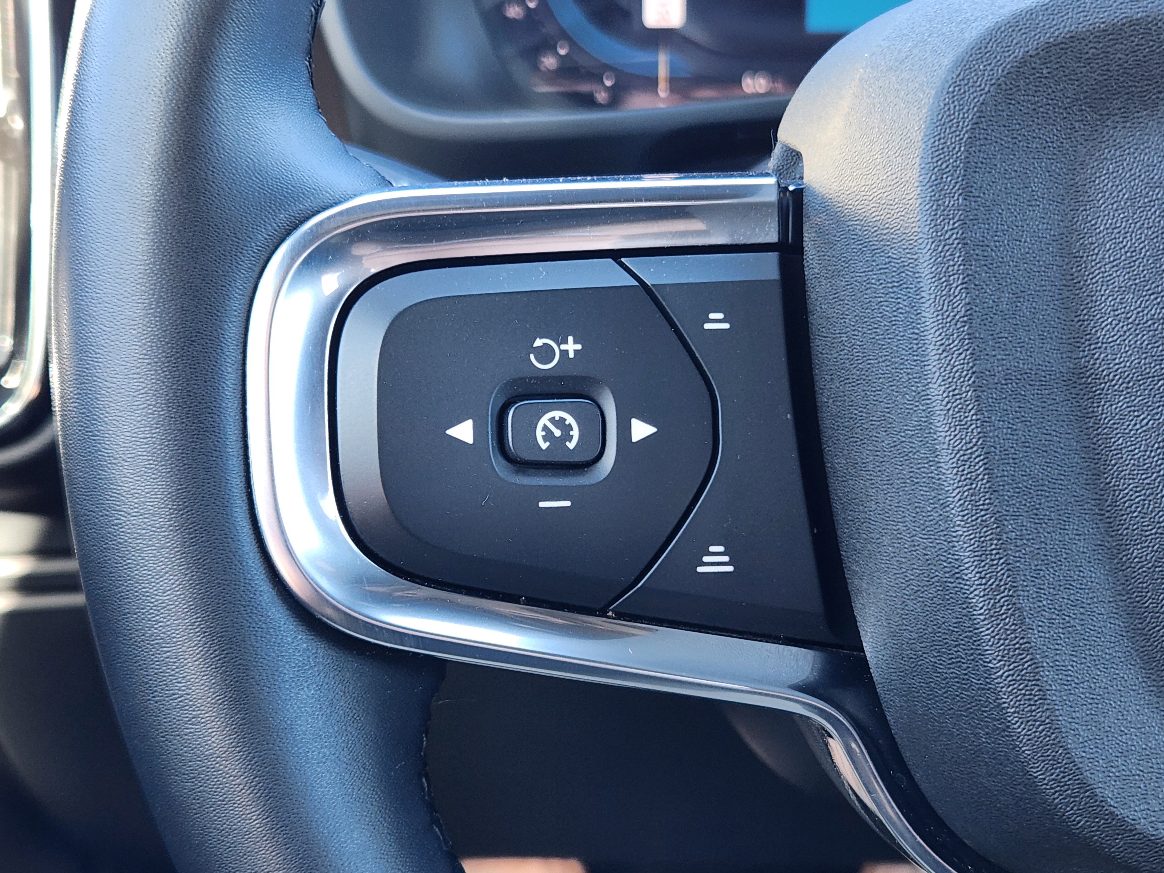 Used 2023 Volvo XC40 Recharge Ultimate image 33