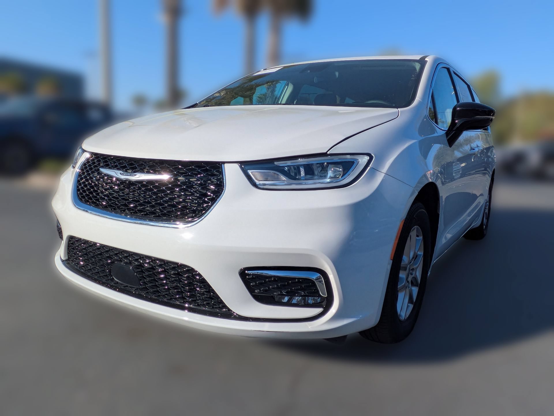 Used 2024 Chrysler Pacifica Touring-L FWD image 9