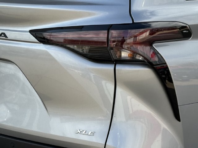 Used 2025 Toyota Sienna XLE FWD image 7