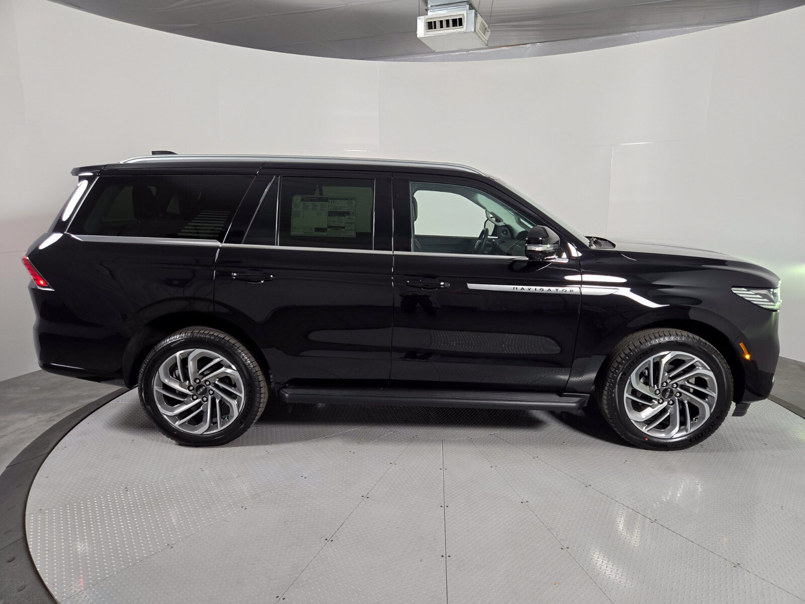 New 2026 Lincoln Navigator Premiere AWD/4WD image 3