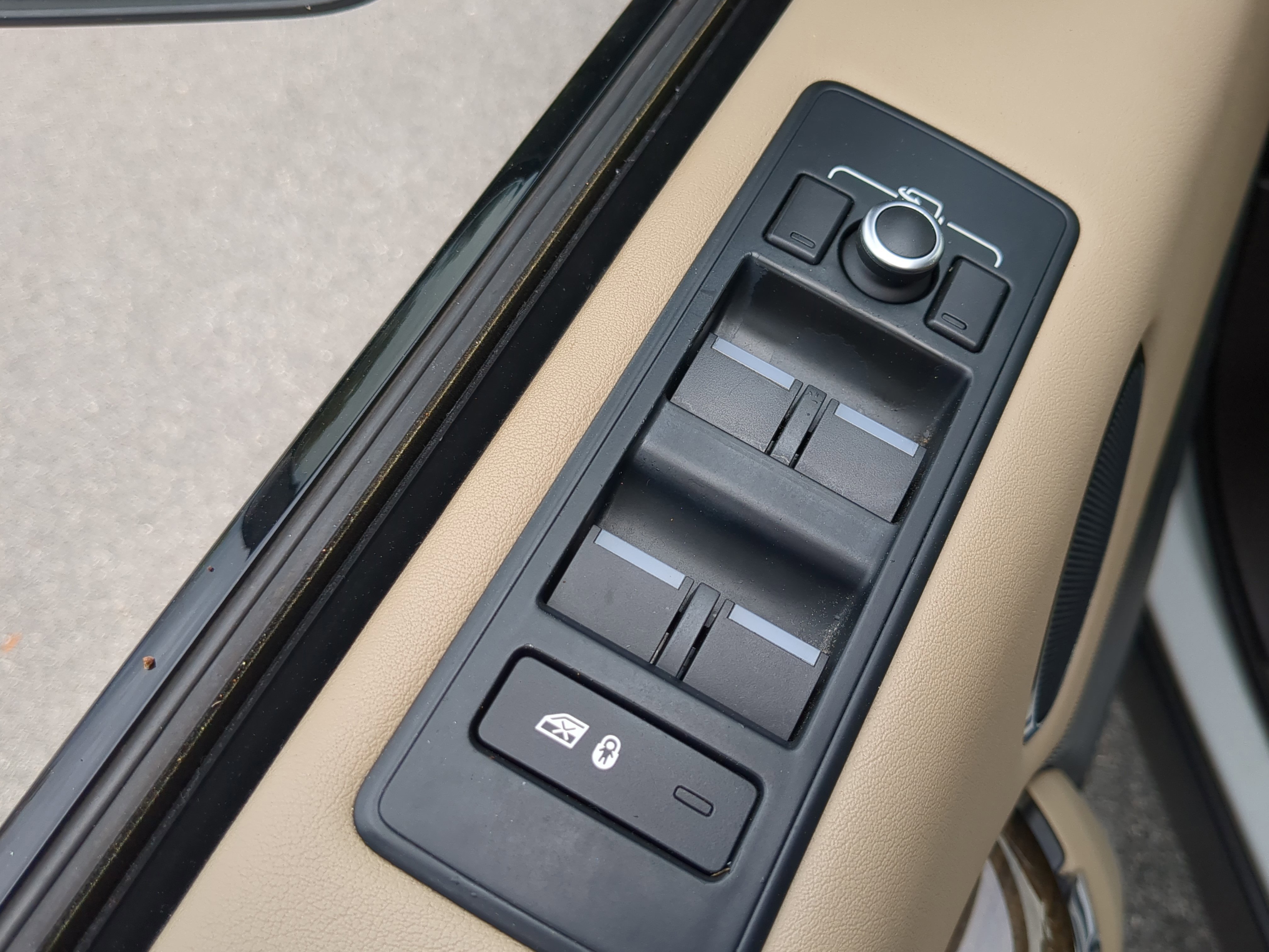 Used 2016 Land Rover Range Rover Sport HSE image 23