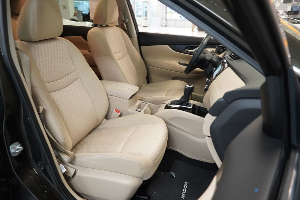 Used 2017 Nissan Rogue SV image 32