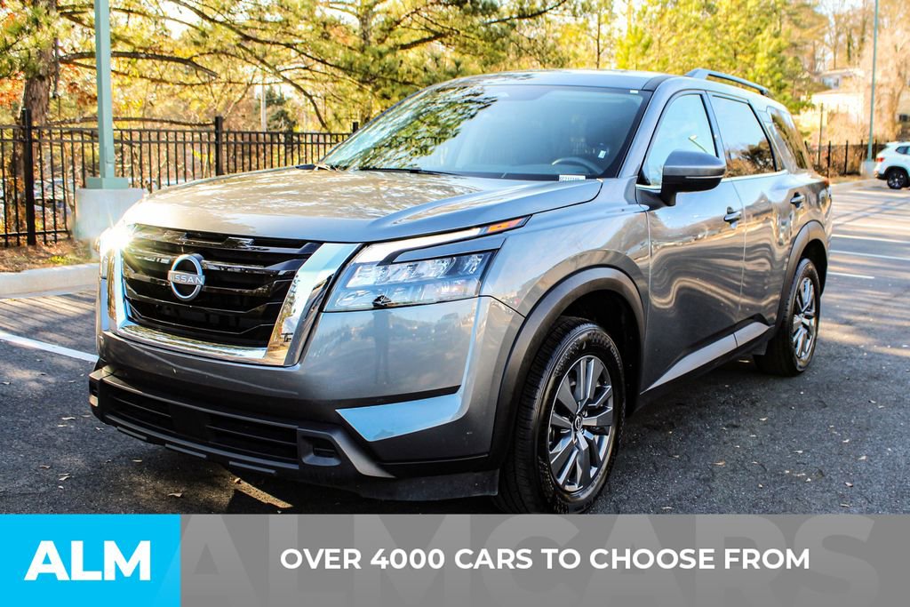 Used 2025 Nissan Pathfinder SV image 3