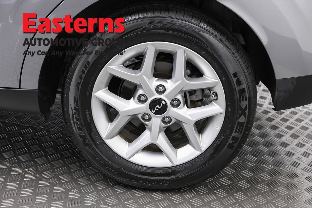 Used 2025 Kia Soul LX w/ LX Technology Package FWD image 32