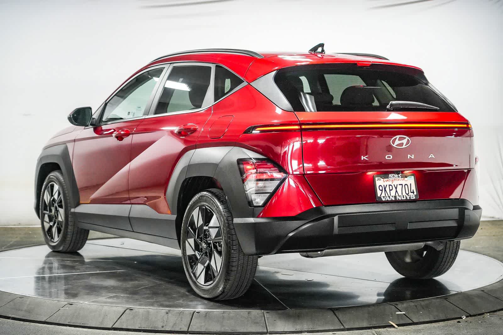Used 2024 Hyundai Kona SEL w/ Convenience Package FWD image 4