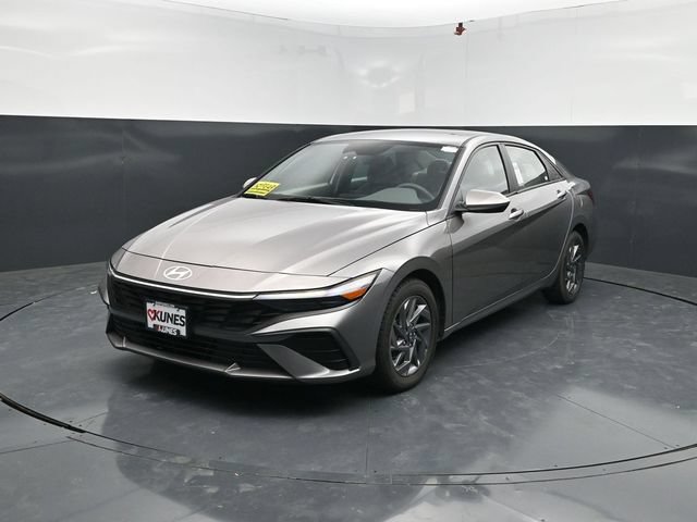 Used 2024 Hyundai Elantra SEL FWD image 3