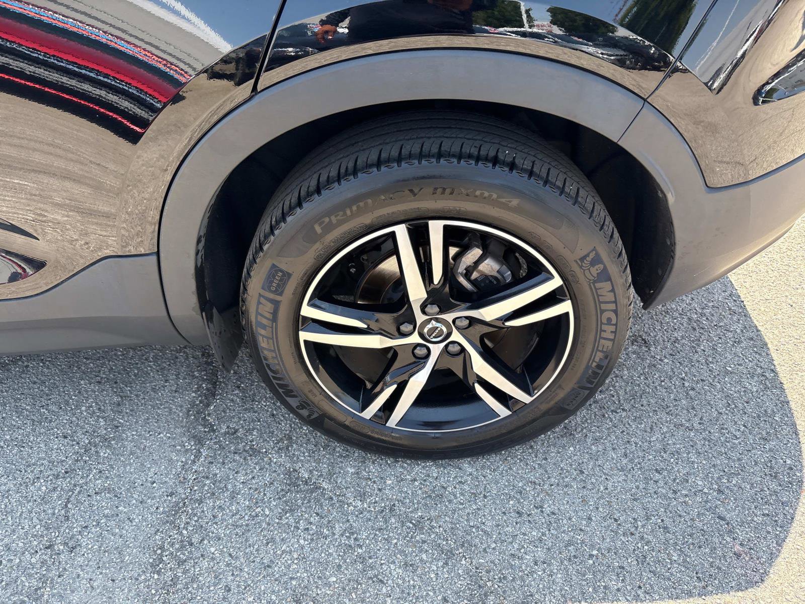 Used 2023 Volvo XC40 B5 Plus image 8