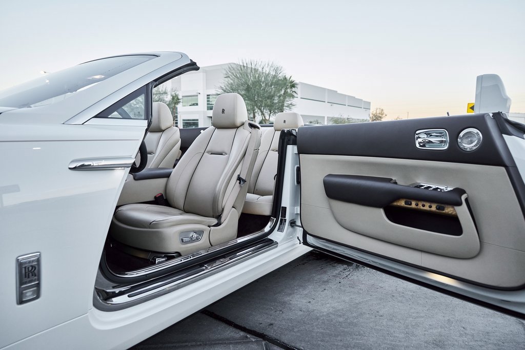 Used 2017 Rolls-Royce Dawn image 29