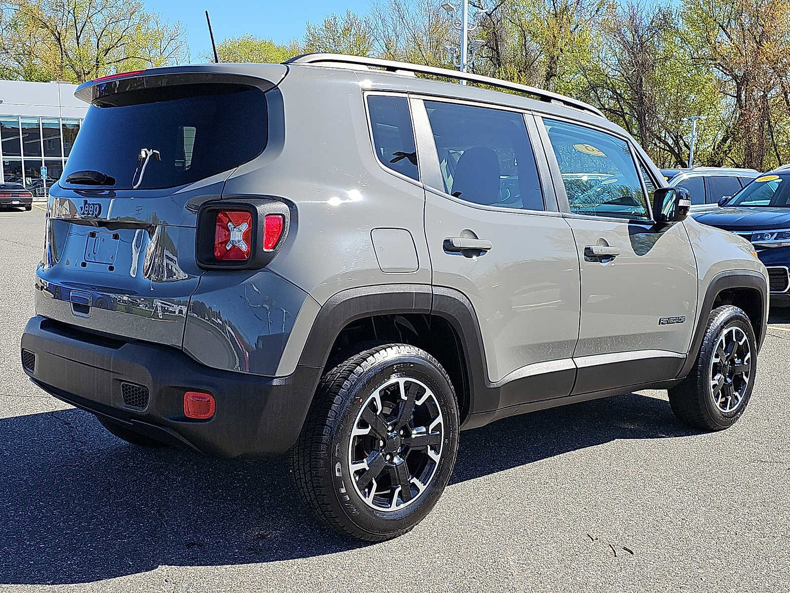 Used 2023 Jeep Renegade Latitude w/ Sun/Sound Group AWD/4WD image 6