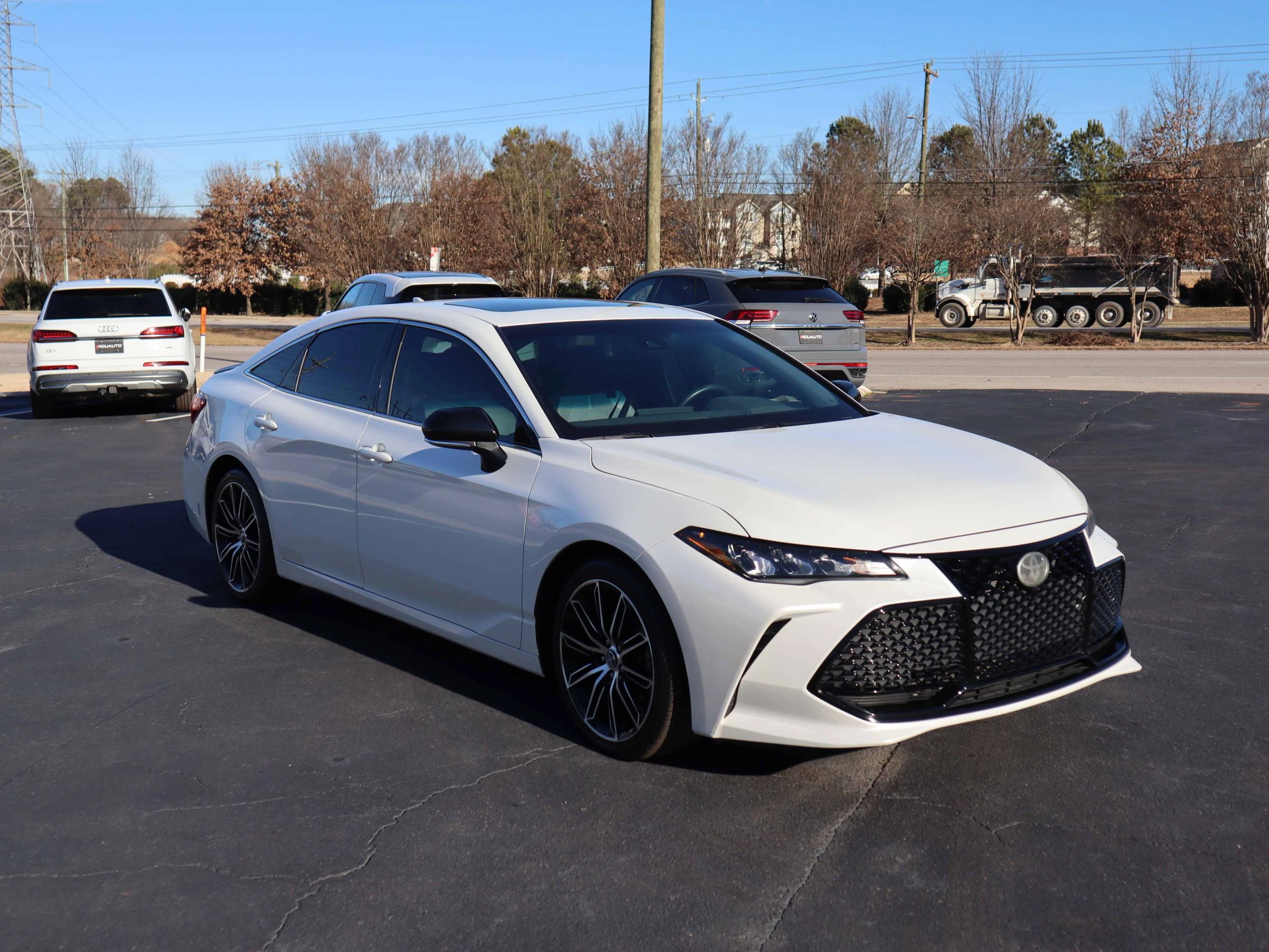 Used 2019 Toyota Avalon XSE image 13