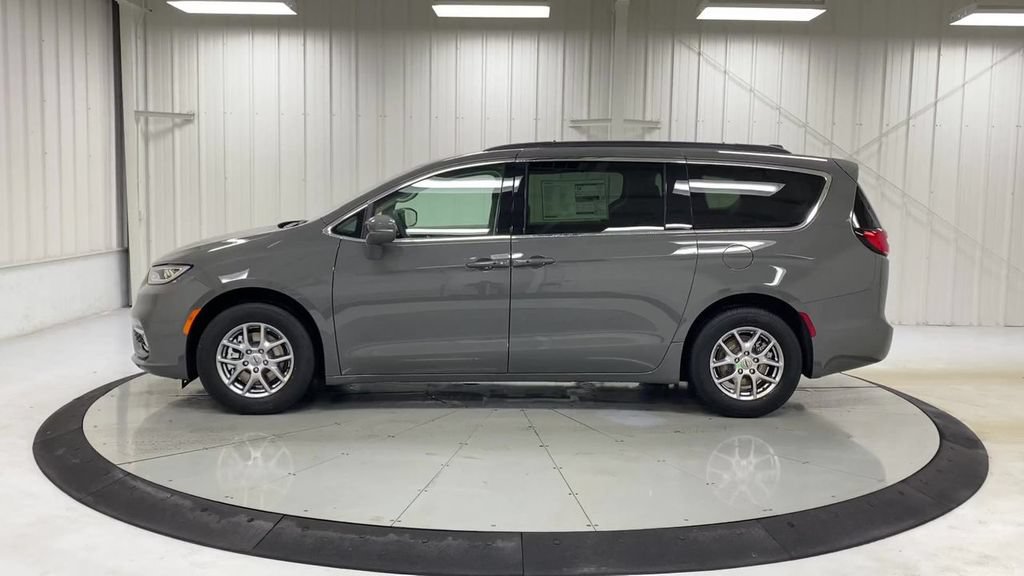 Used 2021 Chrysler Pacifica Touring w/ Uconnect Theater Family Group FWD image 5