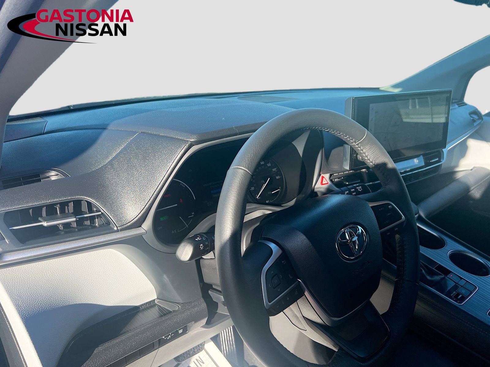 Used 2025 Toyota Sienna XLE image 11