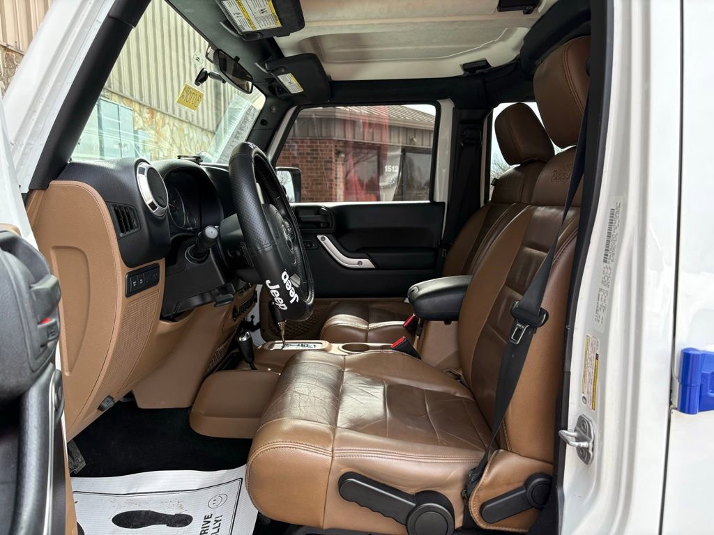 Used 2012 Jeep Wrangler Unlimited Rubicon w/ Connectivity Group image 16