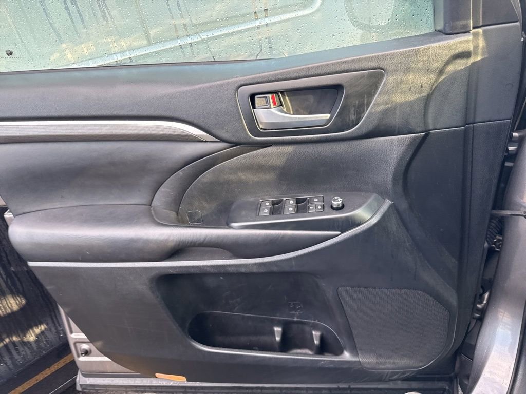 Used 2019 Toyota Highlander SE AWD/4WD image 9