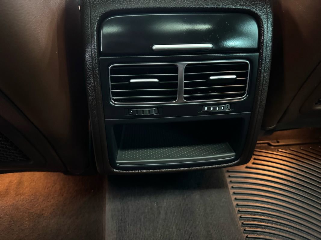 Used 2014 Volkswagen Touareg Sport image 33